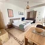 Budget Retreat & فندق تيرانا