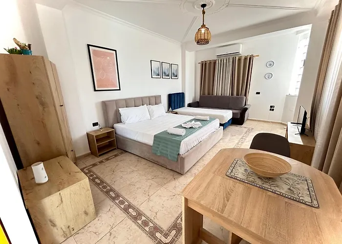 Budget Retreat & מלון טיראנה